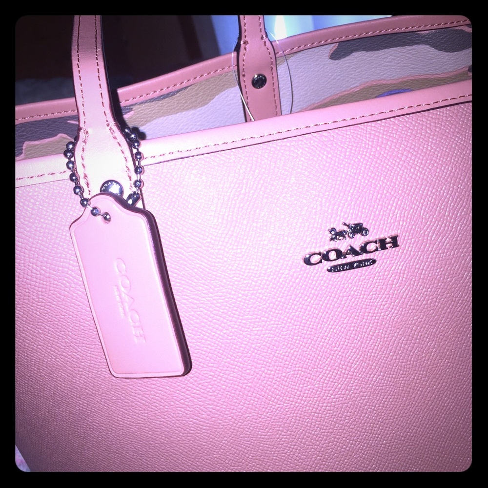 Authentic coach purse includes make up bag